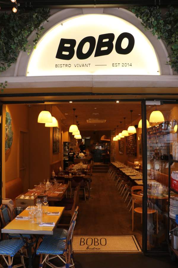 Terrasse et enseigne du Bobo Bistro Restaurant Carré d’Or à Cannes