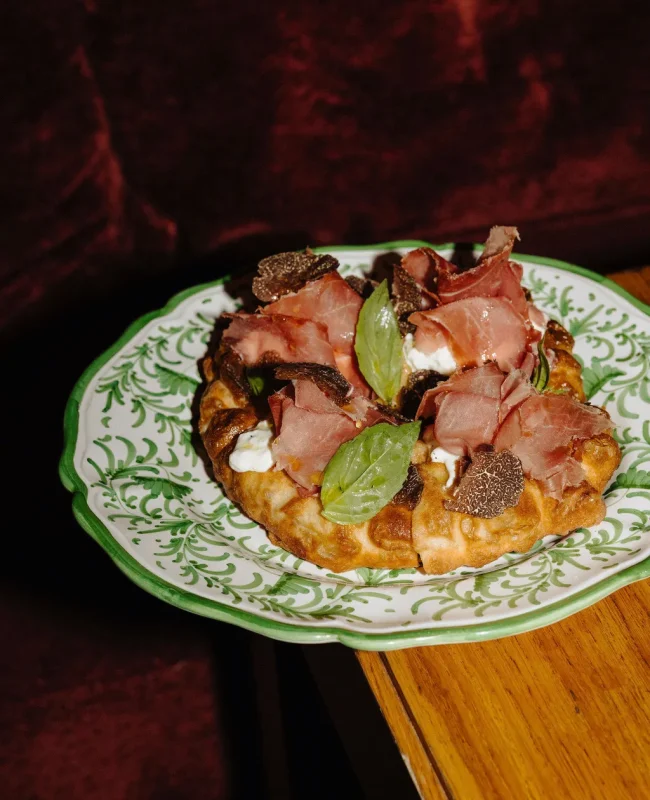 feuilleté-riche-viande-grise-basilic