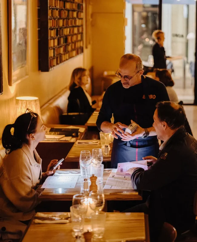 serveur-montrant-ecran-client-restaurant