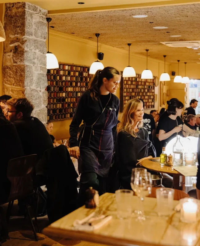 serveuse-service-clientele-restaurant