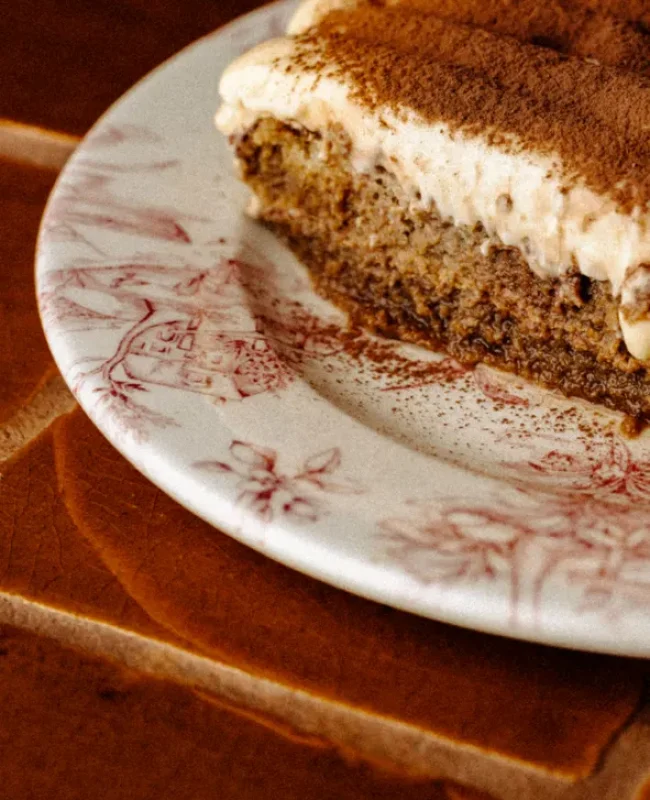 tranche-de-gateau-tiramisu-saupoudre-cacao